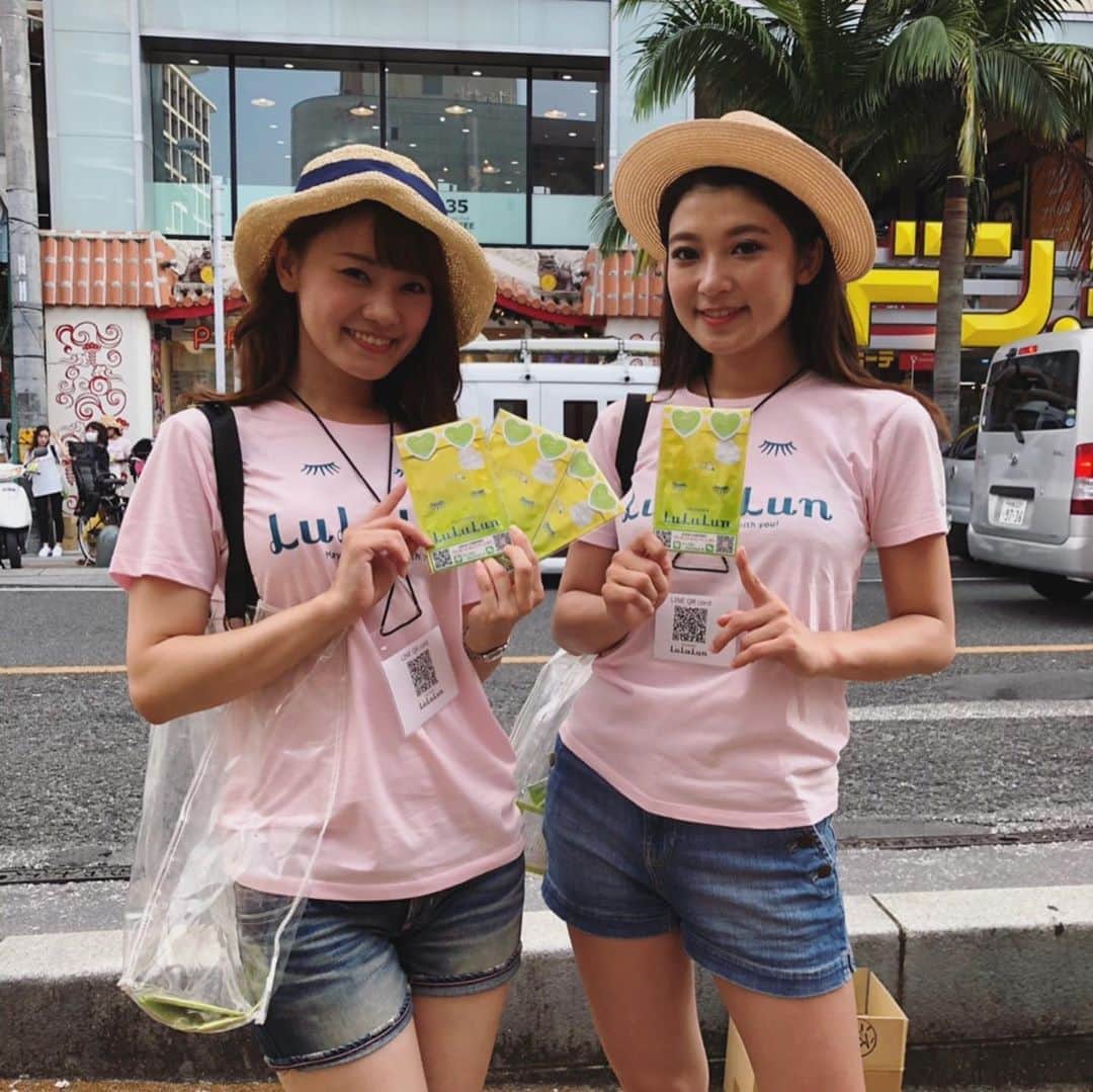 のインスタグラム：「今年もフェイスマスクのLuLuLunのPRを沖縄国際通りでさせて頂きました♡ 沖縄限定のプレミアムルルルン シークワーサーの香り！  #lululun #facemask #facepack #promomodels #japaneseproducts #highquality #ルルルン #フェイスマスク #okinawa #美容 #美活 #beautycare #facialcare #japanesegirls  私も毎日、化粧水として使ってます♡ 化粧水を含んだ化粧水マスクを洗顔後10分つけて、お肌に化粧水を浸透させて、そのあと乳液→クリームつけてます🙋‍♀️ そして、時々美容液を含んだ美容液マスクでケアしてます♡美容液マスクを毎日はつけてません、一週間に一回くらい！  今回気づいたことは、男性もお肌のケアに興味あること！！ 時代は刻々と変化してますね❤️ ルルルンのホームページもぜひチェックして下さい👀特に、フェイスマスク研究所おススメです。  https://lululun.com/product/」