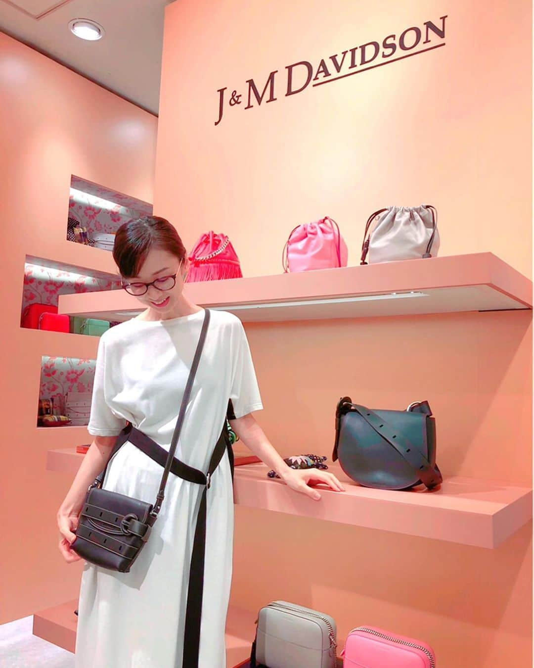 理絵さんのインスタグラム写真 - (理絵Instagram)「J&M DAVIDSONの新クリエイティブ・ディレクター ケイティ・ヒリヤーのAW19コレクションの世界観が楽しめるPOP-UP STOREが伊勢丹新宿店本館1Fで9/18(水)〜24(火)まで開催  このポップアップストア先行発売の商品もあり可愛かったよ💗  10万円(税抜き)以上お買い上げで特別なキーベアが貰えます  #jandmdavidson #ジェイアンドエムデヴィッドソン #bag #伊勢丹新宿店 #伊勢丹 #isetan #tokyo #japan #宝塚og #元宝塚歌劇団 #元宝塚」9月18日 14時17分 - ____rie____