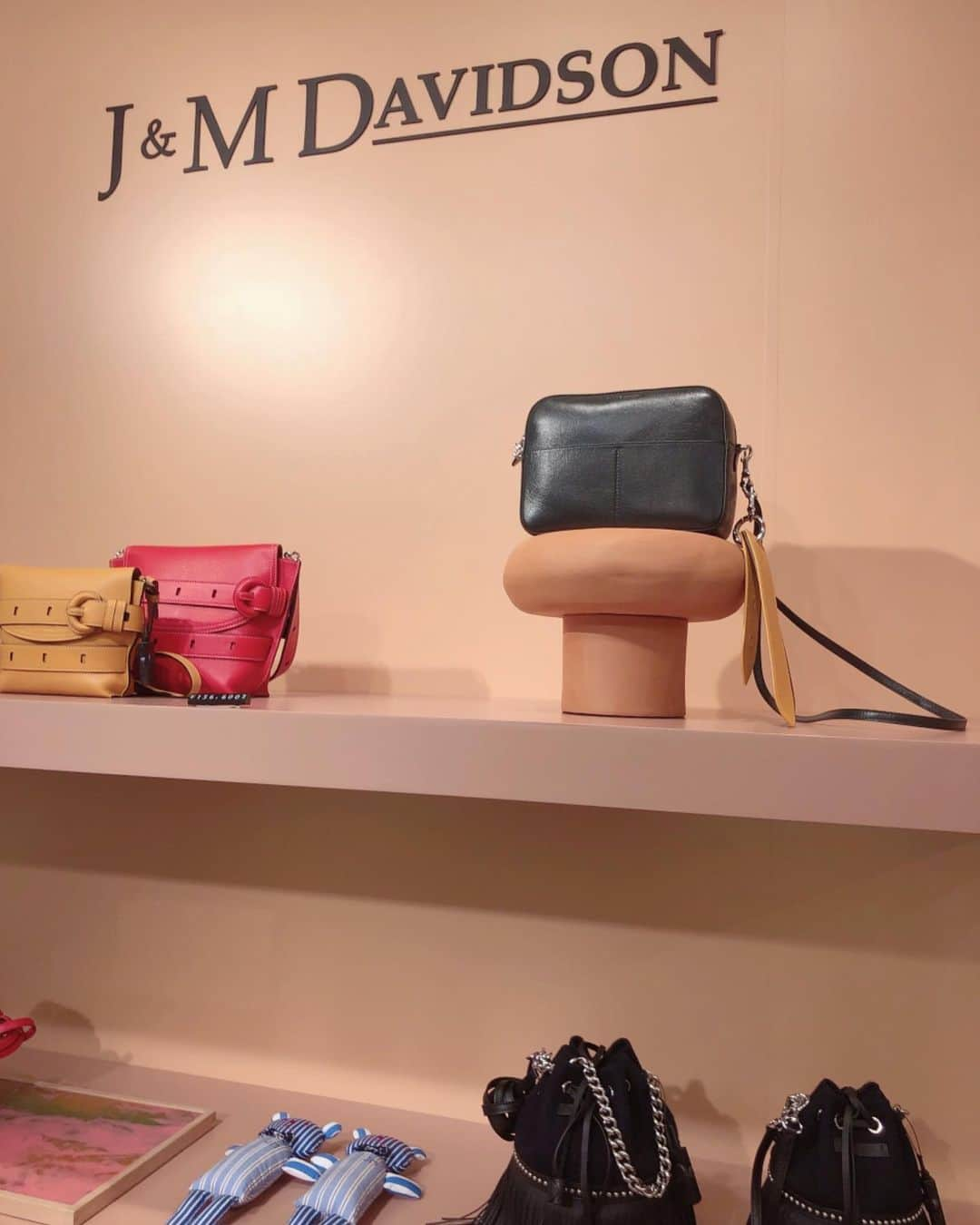 理絵さんのインスタグラム写真 - (理絵Instagram)「J&M DAVIDSONの新クリエイティブ・ディレクター ケイティ・ヒリヤーのAW19コレクションの世界観が楽しめるPOP-UP STOREが伊勢丹新宿店本館1Fで9/18(水)〜24(火)まで開催  このポップアップストア先行発売の商品もあり可愛かったよ💗  10万円(税抜き)以上お買い上げで特別なキーベアが貰えます  #jandmdavidson #ジェイアンドエムデヴィッドソン #bag #伊勢丹新宿店 #伊勢丹 #isetan #tokyo #japan #宝塚og #元宝塚歌劇団 #元宝塚」9月18日 14時17分 - ____rie____