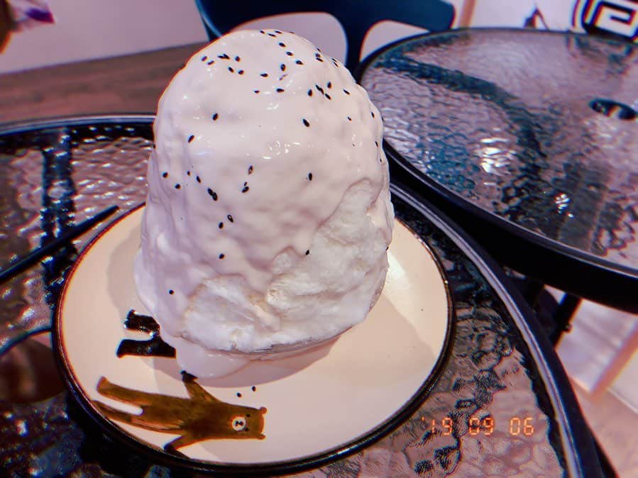 マイコ さんのインスタグラム写真 - (マイコ Instagram)「* 沖縄postまだあった🤭 ・ ・ 氷ヲ刻メ🍧 その名の通りのかき氷屋さん。 わたし実はかき氷苦手なんだけど、 ここのは本っ当に美味しかった🧡 一緒に行ったみんな多分気付いてないくらい 好きなものの食べ方した🤣 2枚目からそのかき氷たち。 ・ ・ 2枚目がタロ芋のソース 3枚目がティラミス 4枚目がブルーハワイ。頭に乗ってるやつに 店長さんの腕が光ってる。 5枚目がイチゴ。これも別バージョンが頭に乗っかってる。 6枚目が塩キャラメルで中にいちごのフロマージュ入り。 これはなんとみんなで 美味しい美味しい食べてたら プレゼントしてくれました😍 その証拠に後ろに食べ終わったお皿たちw 本当にどれもこれも美味しかった！！ ここのかき氷は好きな食べ物です😁 ・ ・ で、7枚目の店長さん、 なんでこんな表情してるかというと 格闘家の方でした。 パンクラスの曹さん。 こんな美味しいかき氷の頭に、 あんな繊細な氷を乗っける格闘家。 これぞギャップ。 そしてトークも独特でめちゃくちゃ面白いですw かき氷を研究しに全国食べ歩いたくらい本気の人。 試合前は写真見せてもらったけど、 人違いかと思うくらい身体絞る本気の人。 沖縄で出会ったすごい人。 美味しいかき氷。 また行きたい。 ・ ・ ・ ・ #氷ヲ刻メ#沖縄#かき氷#美味しすぎて#好きな食べ物#北谷#宜野湾」9月18日 14時17分 - maicorori