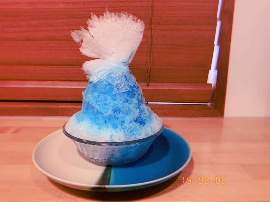 マイコ さんのインスタグラム写真 - (マイコ Instagram)「* 沖縄postまだあった🤭 ・ ・ 氷ヲ刻メ🍧 その名の通りのかき氷屋さん。 わたし実はかき氷苦手なんだけど、 ここのは本っ当に美味しかった🧡 一緒に行ったみんな多分気付いてないくらい 好きなものの食べ方した🤣 2枚目からそのかき氷たち。 ・ ・ 2枚目がタロ芋のソース 3枚目がティラミス 4枚目がブルーハワイ。頭に乗ってるやつに 店長さんの腕が光ってる。 5枚目がイチゴ。これも別バージョンが頭に乗っかってる。 6枚目が塩キャラメルで中にいちごのフロマージュ入り。 これはなんとみんなで 美味しい美味しい食べてたら プレゼントしてくれました😍 その証拠に後ろに食べ終わったお皿たちw 本当にどれもこれも美味しかった！！ ここのかき氷は好きな食べ物です😁 ・ ・ で、7枚目の店長さん、 なんでこんな表情してるかというと 格闘家の方でした。 パンクラスの曹さん。 こんな美味しいかき氷の頭に、 あんな繊細な氷を乗っける格闘家。 これぞギャップ。 そしてトークも独特でめちゃくちゃ面白いですw かき氷を研究しに全国食べ歩いたくらい本気の人。 試合前は写真見せてもらったけど、 人違いかと思うくらい身体絞る本気の人。 沖縄で出会ったすごい人。 美味しいかき氷。 また行きたい。 ・ ・ ・ ・ #氷ヲ刻メ#沖縄#かき氷#美味しすぎて#好きな食べ物#北谷#宜野湾」9月18日 14時17分 - maicorori