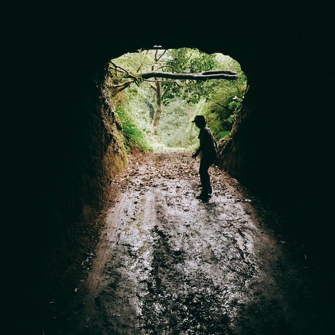 NAOTA（ナオタ）のインスタグラム：「この写真好き🤳 洞窟入ると冒険心をかきたてられる。  #油壺 #三浦半島 #ヨットハーバー #トンネル #洞窟 #冒険心 #adventure」