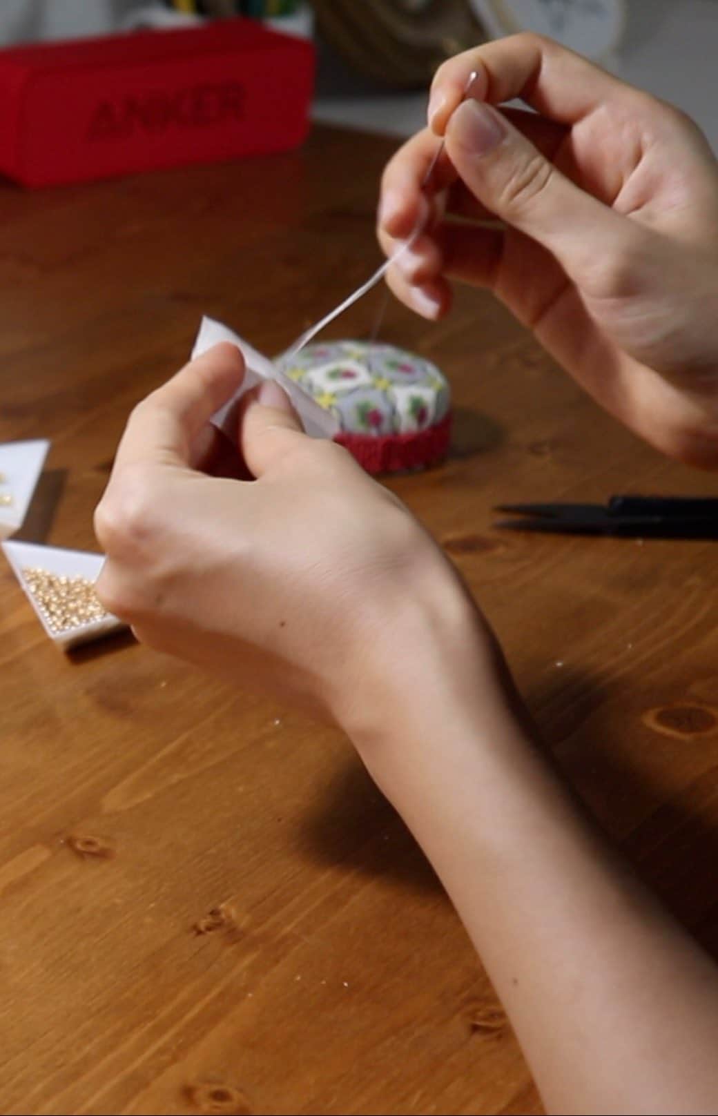 handmade shopのインスタグラム：「以前からyoutubeには興味があり、作業中や休憩中によく楽しんでみていました。  ですが、制作に追われなかなか動画に手を出すことができずにいたんです。そんな中9月からアクセサリーのリニューアルをし、それと共に新しいことへチャレンジをする為の時間も作ることにしました🌟  instagramをメインに活動をしていますが、写真では伝わりにくいアクセサリーが出来上がっていく工程や、細かさ、作家自身のことなど発信できたらいいなと思っています。  少しでも刺繍や手仕事について興味を持っていただけたら嬉しいです🌜  こちらはショートバージョンです。 続きはyoutubeにアップしておりますので「eri yamazato」で検索してみてください . . 10月5日(土)〜7日(月)﻿の3日間でpopupを開催します 13時〜19時(最終日のみ18時まで) senri 福岡市中央区白金2-7-8-1F  2019年最後の対面販売となりますので ぜひお誘い合わせの上遊びにいらしてください」