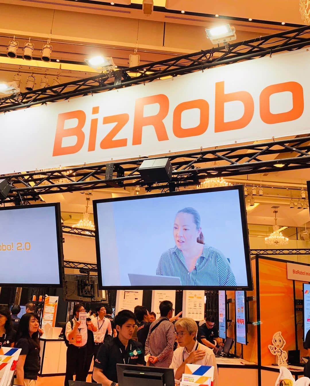 平井卓也さんのインスタグラム写真 - (平井卓也Instagram)「BizRobo！LAND2019で挨拶。最近、色々なところで耳にするRPAとは、Robotic Process Automation /ロボティック・プロセス・オートメーションの略語で、簡単に言えば、ロボットによる業務の自動化です。世界最先端で少子高齢化社会を迎える我が国は、間違いなく課題先進国ですが、課題の数だけビジネスチャンスもあります。令和の時代は、新しいことにチャレンジする勇気が求められています。#平井卓也 #自民党 #RPA」9月18日 14時38分 - hiratakuchan0125