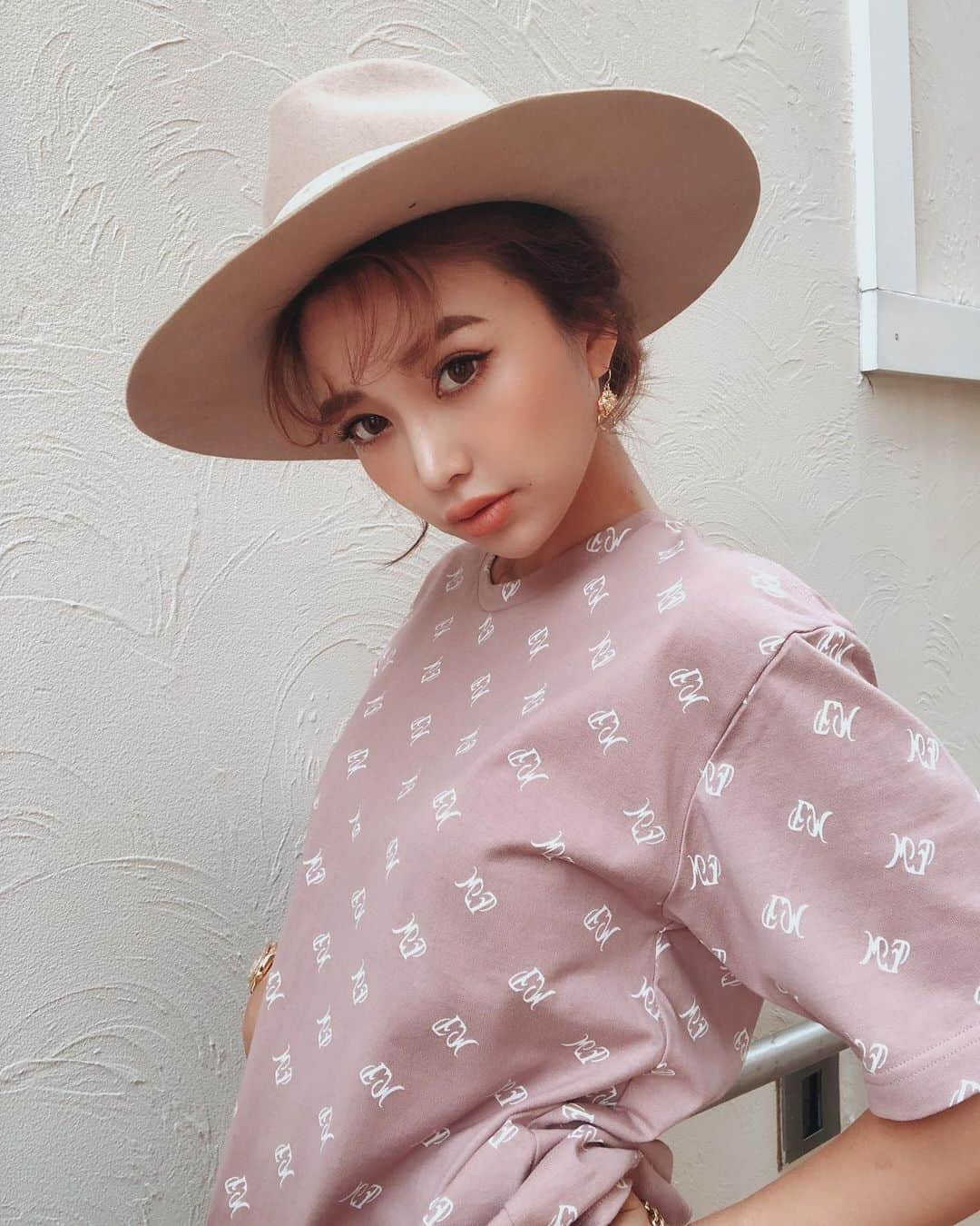 梯真奈美さんのインスタグラム写真 - (梯真奈美Instagram)「たぷっとゆる〜いEMトレーナー♡ 軽やかできれいめなスカート合わせも可愛いの♡ どっちも受注会にご用意してますよ🥰 Tシャツとパーカーのコーデは @eimyistoire.manami にupしたよ😘 NEW EMもやはり好み‥♡ #EM #eimy #eimyistoire」9月18日 14時38分 - official_manami