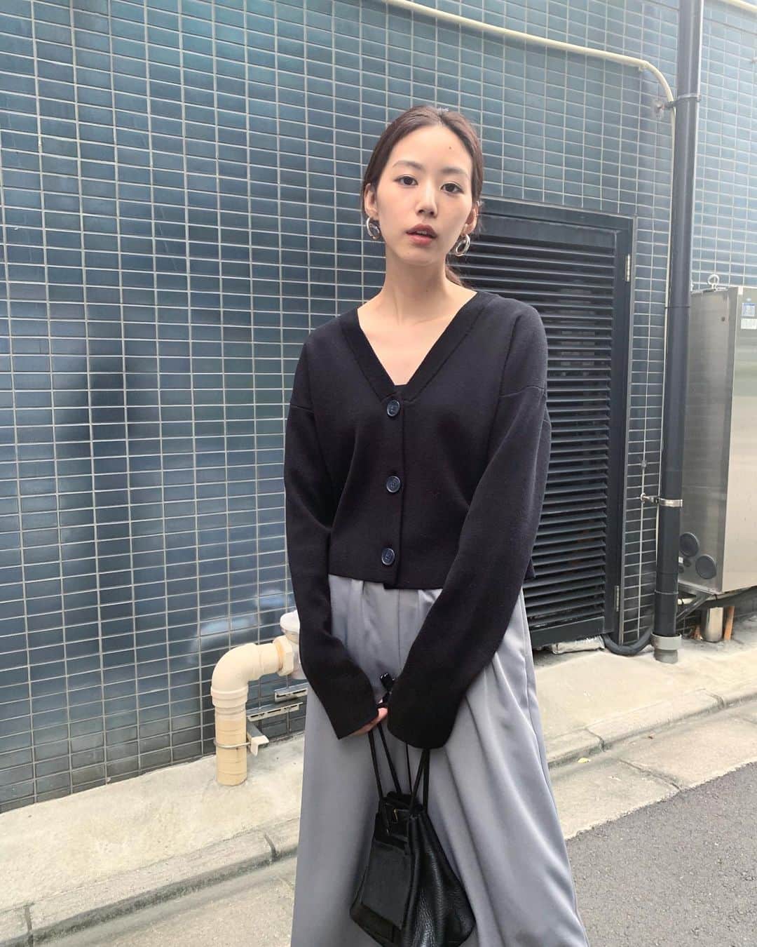 Shiho Sasakiのインスタグラム：「今日はあいにくの天気ですが☂️ 涼しくて長袖が着られて嬉しい💕 いつもよりちょっと大人な気分になれるCapsule Collection💎 安定のモノトーンは落ち着くなぁ💭 #MOUSSY#MOUSSYSNAP」