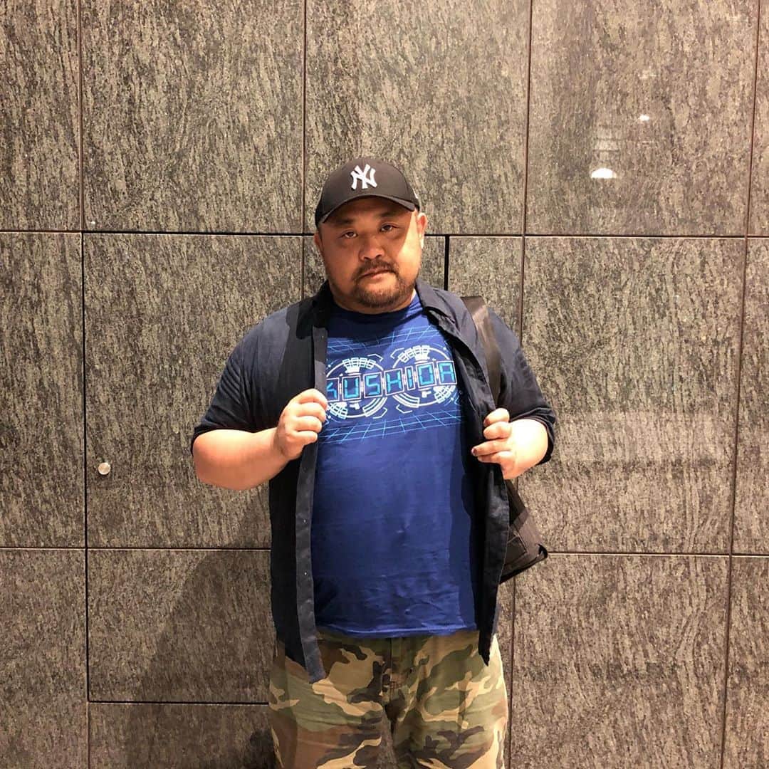 丸山ゴンザレスのインスタグラム：「KushidaさんTシャツゲット！ #kushida #wwe」