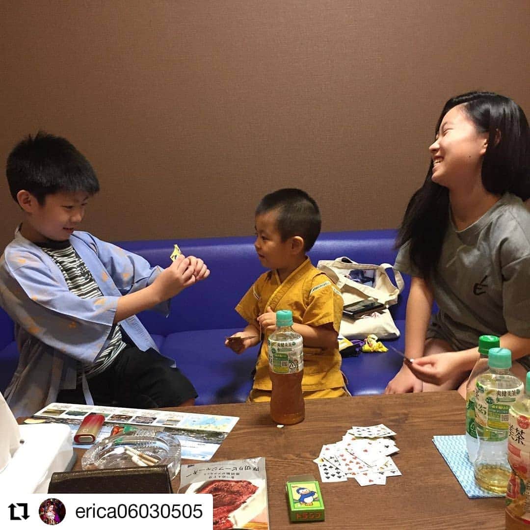 のインスタグラム：「@erica06030505 さんの投稿です。 お部屋で楽しくお過ごしいただいている様子を投稿していただきました。 マホロバでの楽しい思い出となりましたらうれしいです😊ありがとうございました✨ フロントではトランプの貸し出しをしていますのでお声がけくださいね。 . #仲良し #仲良し家族 #家族旅行 #温泉旅行 #温泉 #家族写真 #家族 #ホテル #インスタキッズ #女の子 #女の子ママ #男の子 #神奈川旅行 #インスタママ #子育てぐらむ #ベビフル #赤ちゃんのいる暮らし #幸せな時間 #癒し時間 #三浦半島いいところ🙌 #三浦海岸 #三浦 #三浦市 #マホロバマインズ #maholovaminds #マホロバケーション #神奈川観光 #三浦半島 #マホロバ #マホロバマインズ三浦」