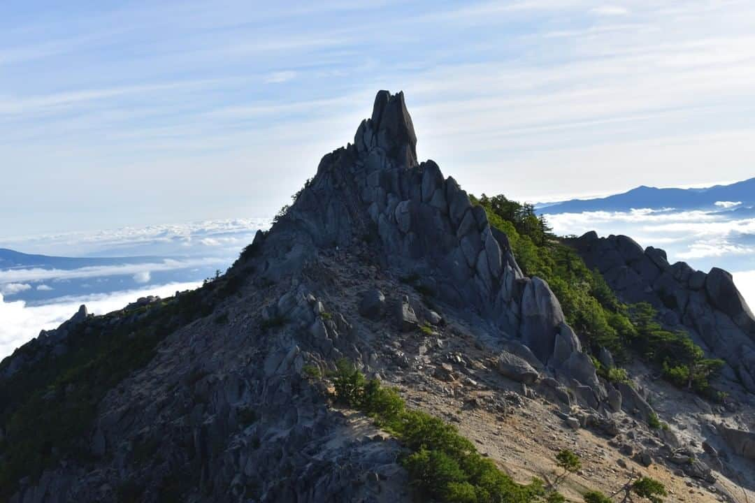 日本の国立公園さんのインスタグラム写真 - (日本の国立公園Instagram)「Follow: @nationalpark_japan⠀ Location: Mt.Jizogatake/地蔵ヶ岳⠀ .⠀ Mt. Yakushi, Mt. Kannon, and Mt. Jizogatake are the main peaks of Hoo Sanzan Mountains whose ridges above timberline are covered with whitish granite sand. The Hoo Sanzan Mountains are known as the site of legends and mountain worship since ancient times.⠀ .⠀ On our Instagram, we will also share wonderful photos of National Parks of Japan posted on Instagram with the tag #nationalparksjp. We look forward to your participation!⠀ .⠀ #MinamiAlpsNationalPark #南アルプス国立公園 #山梨県 #長野県 #静岡県⠀ .⠀ #NationalPark #nationalparks #nature #findyourpark #instafollow #japan #landscape #landscape_lovers #ourplanetdaily #landscapephotography #hiking #outdoors #traveling #travel #explore #visitjapanjp #日本 #國家公園 #일본 #국립공원 #国立公園」9月18日 15時00分 - nationalpark_japan