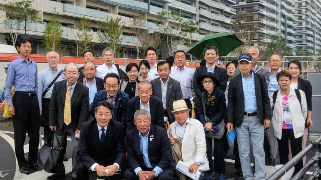 海江田万里さんのインスタグラム写真 - (海江田万里Instagram)「小雨降るなか、東京都宅建政治連盟港支部の皆さんと２０２０東京オリンピック・パラリンピック関連の競技場・選手村を視察しました。 現在は、どこの施設も建設工事が最終段階に入っており、施設内に入ることはできませんでしたが、新国立競技場は近くのホテルの上から全体像を見ることができました。また、日本スポーツ振興センター役員の方から、新国立競技場のコンセプト等について詳しい説明を受けました。ありがとうございました。 バスで選手村から、新国立競技場まで移動しながら、交通渋滞などを考えると、本番中の道路状況が心配になり、東京オリンピック・パラリンピックの成功の鍵は、いかにスムーズに選手や大会関係者の「人の移動の流れ」を作ることができるかではないかと思いました。 お忙しいなか、ご参加いただいた大瀧支部長をはじめとした支部会員の皆さん、お疲れさまでした。  #立憲民主党　#衆議院議員　#海江田万里　#東京都宅建政治連盟」9月18日 14時54分 - kaiedabanri