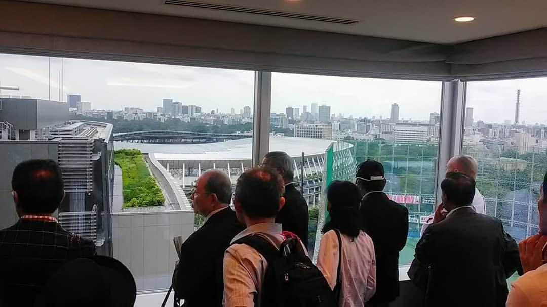 海江田万里さんのインスタグラム写真 - (海江田万里Instagram)「小雨降るなか、東京都宅建政治連盟港支部の皆さんと２０２０東京オリンピック・パラリンピック関連の競技場・選手村を視察しました。 現在は、どこの施設も建設工事が最終段階に入っており、施設内に入ることはできませんでしたが、新国立競技場は近くのホテルの上から全体像を見ることができました。また、日本スポーツ振興センター役員の方から、新国立競技場のコンセプト等について詳しい説明を受けました。ありがとうございました。 バスで選手村から、新国立競技場まで移動しながら、交通渋滞などを考えると、本番中の道路状況が心配になり、東京オリンピック・パラリンピックの成功の鍵は、いかにスムーズに選手や大会関係者の「人の移動の流れ」を作ることができるかではないかと思いました。 お忙しいなか、ご参加いただいた大瀧支部長をはじめとした支部会員の皆さん、お疲れさまでした。  #立憲民主党　#衆議院議員　#海江田万里　#東京都宅建政治連盟」9月18日 14時54分 - kaiedabanri