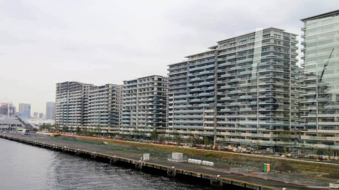 海江田万里さんのインスタグラム写真 - (海江田万里Instagram)「小雨降るなか、東京都宅建政治連盟港支部の皆さんと２０２０東京オリンピック・パラリンピック関連の競技場・選手村を視察しました。 現在は、どこの施設も建設工事が最終段階に入っており、施設内に入ることはできませんでしたが、新国立競技場は近くのホテルの上から全体像を見ることができました。また、日本スポーツ振興センター役員の方から、新国立競技場のコンセプト等について詳しい説明を受けました。ありがとうございました。 バスで選手村から、新国立競技場まで移動しながら、交通渋滞などを考えると、本番中の道路状況が心配になり、東京オリンピック・パラリンピックの成功の鍵は、いかにスムーズに選手や大会関係者の「人の移動の流れ」を作ることができるかではないかと思いました。 お忙しいなか、ご参加いただいた大瀧支部長をはじめとした支部会員の皆さん、お疲れさまでした。  #立憲民主党　#衆議院議員　#海江田万里　#東京都宅建政治連盟」9月18日 14時54分 - kaiedabanri