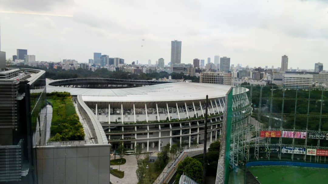 海江田万里さんのインスタグラム写真 - (海江田万里Instagram)「小雨降るなか、東京都宅建政治連盟港支部の皆さんと２０２０東京オリンピック・パラリンピック関連の競技場・選手村を視察しました。 現在は、どこの施設も建設工事が最終段階に入っており、施設内に入ることはできませんでしたが、新国立競技場は近くのホテルの上から全体像を見ることができました。また、日本スポーツ振興センター役員の方から、新国立競技場のコンセプト等について詳しい説明を受けました。ありがとうございました。 バスで選手村から、新国立競技場まで移動しながら、交通渋滞などを考えると、本番中の道路状況が心配になり、東京オリンピック・パラリンピックの成功の鍵は、いかにスムーズに選手や大会関係者の「人の移動の流れ」を作ることができるかではないかと思いました。 お忙しいなか、ご参加いただいた大瀧支部長をはじめとした支部会員の皆さん、お疲れさまでした。  #立憲民主党　#衆議院議員　#海江田万里　#東京都宅建政治連盟」9月18日 14時54分 - kaiedabanri