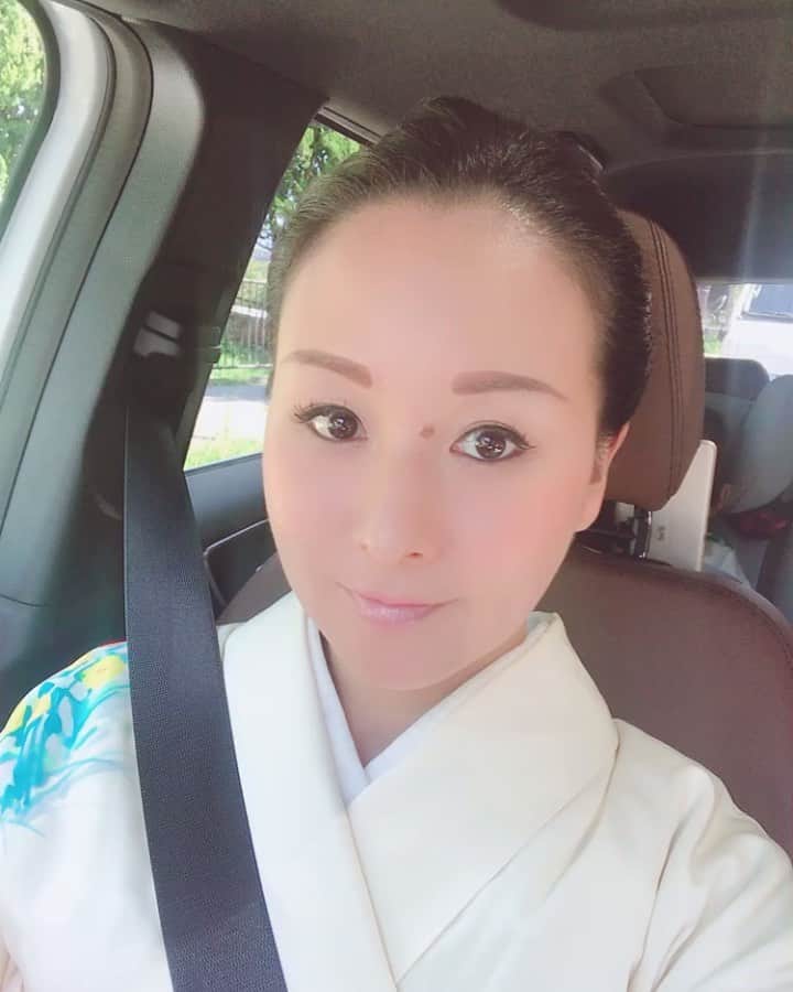 平山美香のインスタグラム：「次男のお食い初めは京都の料亭へ❤️ お着物は全て母と祖母から譲り受けた物👘 息子達のおかげで、着る機会が増えて嬉しい❤️ ネイルは上品なナチュラルグラデーション💅 #お食い初め #着物 #nail」