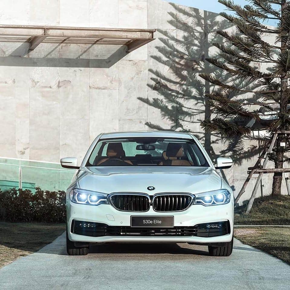 BMW Thailandさんのインスタグラム写真 - (BMW ThailandInstagram)「BMW 530e Elite หล่อ แรง ประหยัด �รถยนต์เทคโนโลยี Plug-In Hybrid ที่มาพร้อมเครื่องยนต์ เบนซิน BMW TwinPower Turbo เบนซิน 4 สูบ 1,998 ซีซี ให้กำลังสูงสุดถึง 184 แรงม้า อัตราเร่ง 0-100 กม./ชม. ในเวลาเพียง 6.2 วินาที และความเร็วสูงสุดถึง 235 กม./ชม. และยังมีอัตราสิ้นเปลืองน้ำมันเชื้อเพลิงอยู่ที่ 55.6 กิโลเมตรต่อลิตร อัตราการปล่อย CO2ที่ 41 กรัมต่อกิโลเมตรเท่านั้น!  เลือกโลกในแบบของคุณวันนี้ ลุ้นบินรอบโลกกับการบินไทยมูลค่า 1 ล้านบาท ฟรีอัพเกรด BSI นานสูงสุด 10 ปี  พบกันได้แล้ววันนี้ที่ผู้จำหน่ายฯ อย่างเป็นทางการใกล้บ้านท่าน  #BMWXPO2019 #BMWWORLDOFTECHNOLOGY #BMW #BMWTH #BMW530eElite」9月18日 15時05分 - bmwthailand