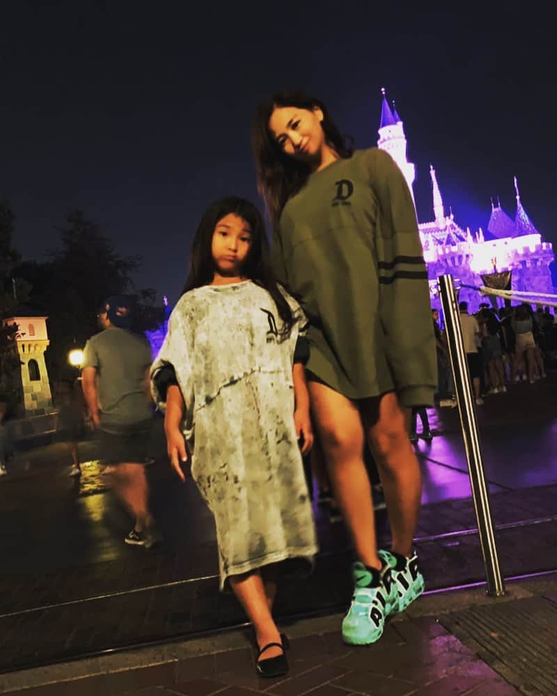 のインスタグラム：「Dのイニシャル💫 お土産 tee  @jerrylorenzo  #ジェリーロレンゾ も親子ペアで着てたとか ♪ #背中が可愛い #バックから撮って欲しかったw photo by @airatokyo  #disneyland #californiaadventure」