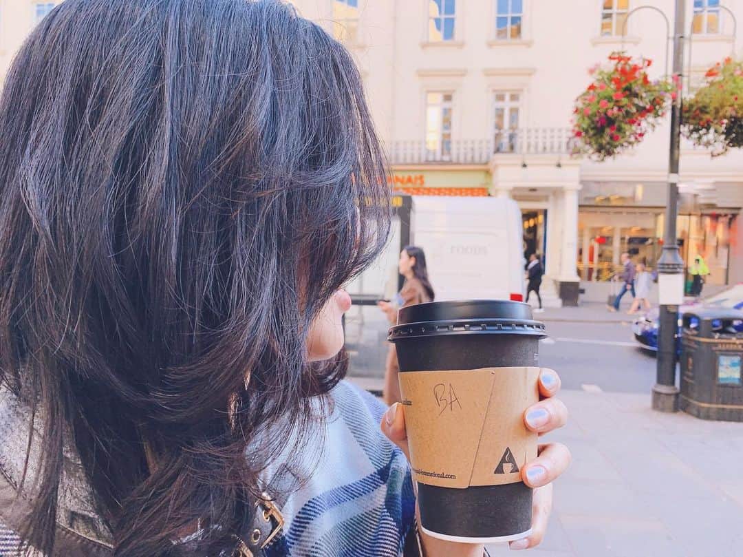 のインスタグラム：「In the streets of London❤️ ロンドンはすっかり秋で寒い❄️ #london #travel #vacation #potd」