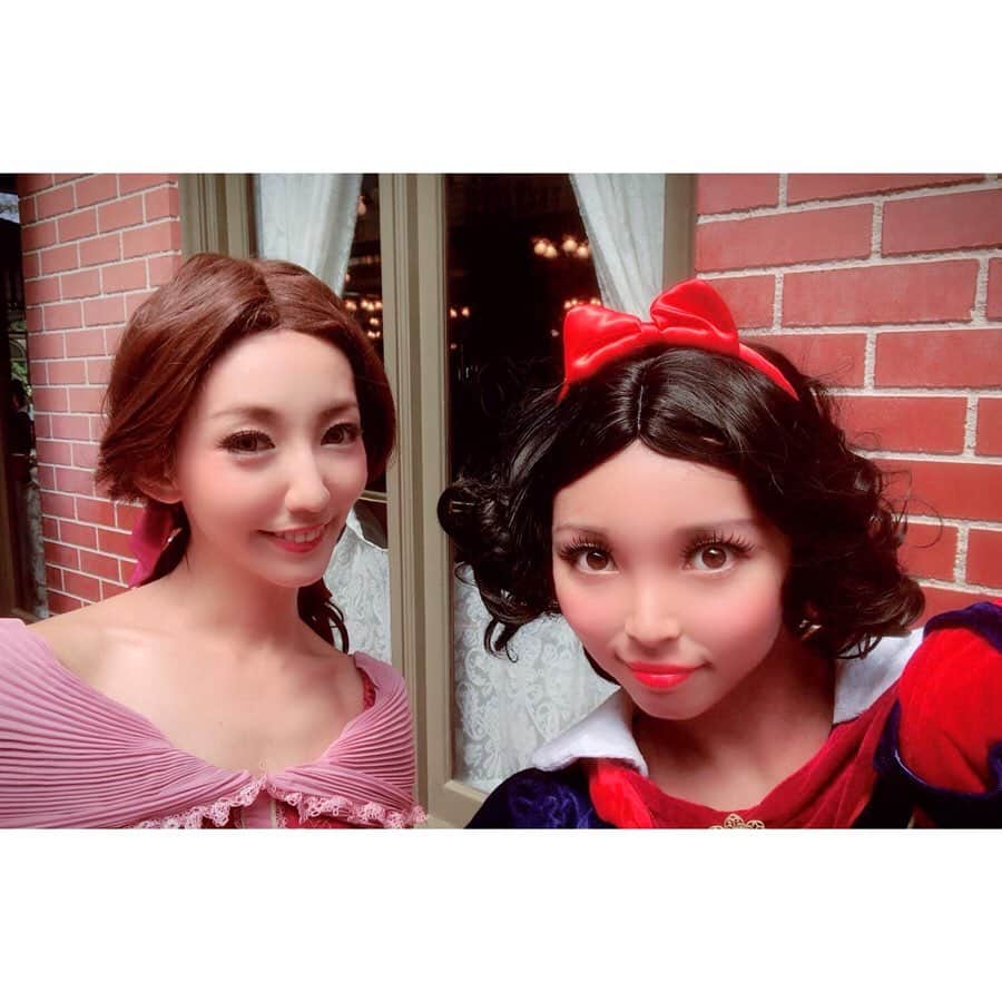 咲希あかねさんのインスタグラム写真 - (咲希あかねInstagram)「あいりと#dハロ 行ってきました♡ 今年は#美女と野獣 #愛の芽生え の場面の#ベル ♪  あいりは#白雪姫 😍似合うなぁ♡♡ 今回もあいりが全部貸してくれました！すごいドレス✨ 中にはちゃんとパニエ入っていて本格的なの！！ 今までドレス着る機会は多かったけど、外で着るのは初めて笑！  小さい子達が『写真撮ってー』ってモジモジしながら来るのがすごーーく可愛かった(●´艸`) #グリーンの小鳥 #スカピンの貴族で頭に乗せていた子です笑 #ディズニーランド #disneyland  #dハロ仮装 #halloween  #ハロウィンコスプレ #beautyandthebeast」9月18日 15時13分 - akane_saki