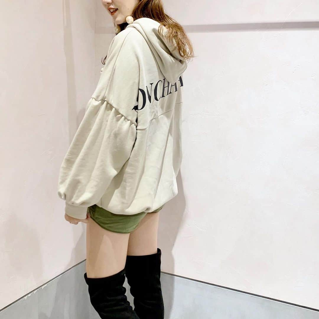 mina hinokuchiのインスタグラム：「. 10%期間で私も沢山お買物！ ご来店くださった皆様ありがとうございます🌾 . ニット沢山買い足していたから、カジュアルなものもほしくてロンTと、ストーリーにもupしたこのボリュームスウェットも新たにgetしました❣️ だんだん涼しくなって、本格的に秋物が沢山着出せて嬉しい🍁 本日も1日お待ちしてます。 . #whoswhochico #salonbychico #salonbychico_yokohama #フーズフーチコ #ルミネ横浜 #横浜 #スウェット」
