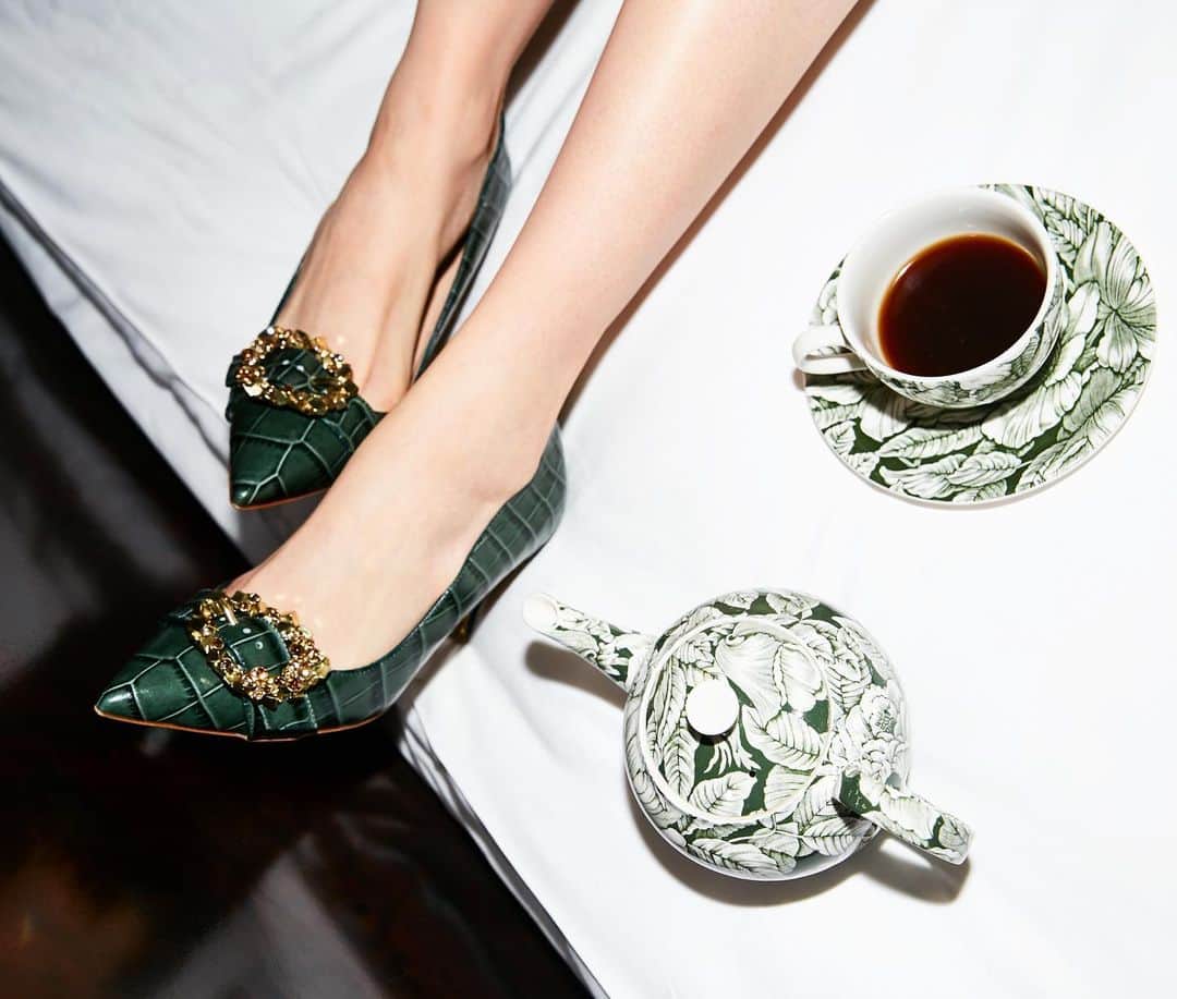 ルパートサンダーソンのインスタグラム：「Twinkle toes | Our new season Solitaire pumps have arrived | Styling by @TonaStell | #MidHeels #CourtShoes #AW19 #Autumn #Fall #CrocPrint #CampaignShoot #RupertSanderson #ShoeLove」