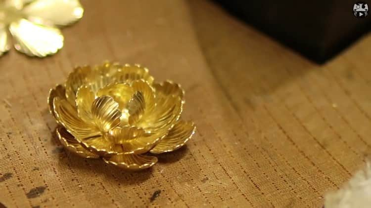 Japanese Craft Mediaのインスタグラム：「Kanzashi is a kind of Japanese hair accessories. There are various types and this one is called “Chirikan”. This kanzashi has features that the upper part of it is swinging when you move. It makes a “Chiri Chiri” sound , so it was named “Chirikan”( Kan means Kanzashi). #japanmade_co #japanmade #japancrafts #japancraft #kanzashi #hairaccessories #hairaccesories #flower #gold #japanstyle #japanesestyle #japanesefashion #japanfashion #japan_of_insta #japanculture #japaneseculture #japan #japan🇯🇵」