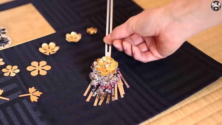 Japanese Craft Mediaさんのインスタグラム写真 - (Japanese Craft MediaInstagram)「Kanzashi is a kind of Japanese hair accessories. There are various types and this one is called “Chirikan”. This kanzashi has features that the upper part of it is swinging when you move. It makes a “Chiri Chiri” sound , so it was named “Chirikan”( Kan means Kanzashi). #japanmade_co #japanmade #japancrafts #japancraft #kanzashi #hairaccessories #hairaccesories #flower #gold #japanstyle #japanesestyle #japanesefashion #japanfashion #japan_of_insta #japanculture #japaneseculture #japan #japan🇯🇵」9月18日 15時22分 - japan___made