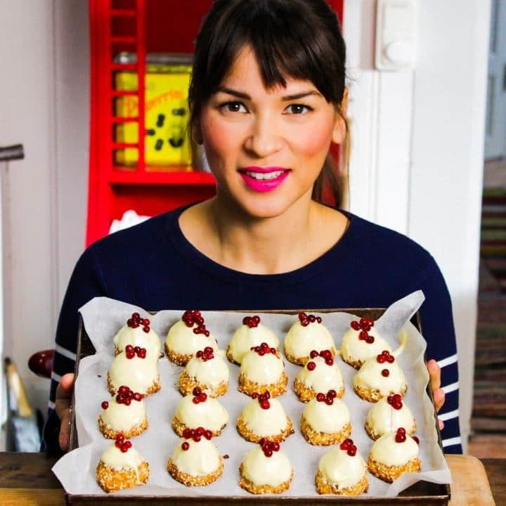 レイチェル・クーさんのインスタグラム写真 - (レイチェル・クーInstagram)「Catch up on how I make these sweet treats in My Swedish Kitchen TV show 👉 Link in bio (🇬🇧 only)⁠ .⁠ .⁠ .⁠ .⁠ .⁠ .⁠ .⁠ .⁠ .⁠ .⁠ #MySwedishKitchen #RachelKhoo #TheLittleSwedishKitchen #VisitSweden #Sweden #Swedishfood #TV #TVfood⁠」9月18日 15時30分 - rachelkhooks