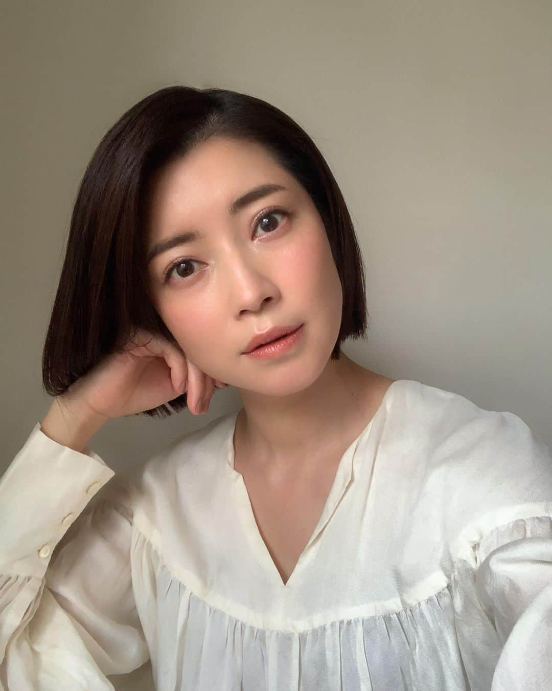 森絵里香さんのインスタグラム写真 - (森絵里香Instagram)「. 少し前ですが salon B代官山@salonbdaikanyama で美容整体と鍼を受けてきました . やっぱりここに来ると本当に身体がほぐれます 私の駆け込み寺✨✨ 顔と体の歪みも整うので、なんだか顔も小さくシュッとなった気が…♡ . 夏の疲れが出やすい今時期、疲れたかな〜と少しでも感じたら早めの対処が大切！ 是非1度salon B代官山で癒されてみてください☺️ . . #角田式美容整体  #角田式美容矯正  #角田先生の手がいつも本当に気持ち良くて #セラピストとして尊敬しています✨ #早く私もあんな風になりたい！ と #癒されながらヤル気スイッチももらっています」9月18日 15時37分 - morierika0502