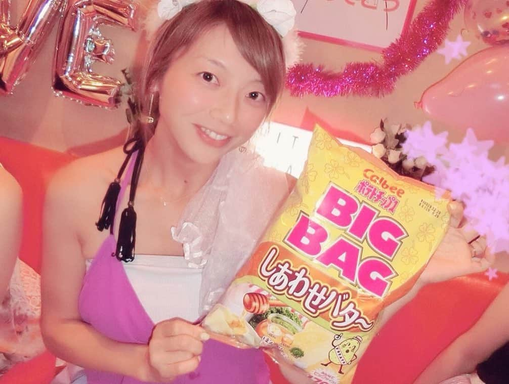 愛川ゆず季さんのインスタグラム写真 - (愛川ゆず季Instagram)「こんにちは。 . 出産後初の夜外出！！ 旦那さんのお母さんと旦那さんに坊っちゃんを お願いしました。感謝🙏 . うかれ気分で 幸せ相澤仁美ちゃんの サプライズ結婚パーティー👰💕 . 本当に幸せがいっパイでした💕 . パイパイの日(8月18日)に乳籍した と言っていたひーちゃんに .  パイケーキ😳💕 . レースもパイも手作りで食べられるんですって！！感動。 .  オーパーツも歌ったよ笑笑 .  ひーちゃん末永くお幸せに〜♡ これからも仲良くしてね^ ^ . #相澤仁美 ちゃん結婚おめでとう㊗️💕✨」9月18日 15時37分 - aikawa_yuzuki