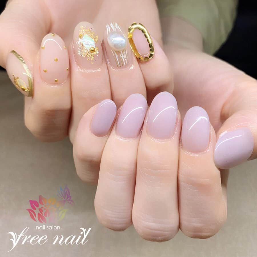 free nail フリーネイルのインスタグラム：「. お客様ネイル💅🏻🌟✨ . アシメネイル🍬✨ . こだわりのくすみピンクパープル💜💕✨ . スワイプして動画も見てね⇨☝︎🎬✨ . ご来店ありがとうございました🙇🏻‍♀️🙇🏻‍♀️🙇🏻‍♀️💗 . #ネイル #フリーネイル #ネイルアート #ジェルネイル #ネイルサロン #大阪ネイルサロン #ネイルデザイン #ネイルチェンジ #アシンメトリーネイル #アシメネイル #メタリックネイル #パールネイル #シェルネイル #金箔ネイル #ワンカラーネイル #ヌーディーカラーネイル #デザインネイル #トレンドネイル #シンプルネイル #こだわりネイル #秋ネイル #美甲 #日式美甲 #autumnnails #nailsart #nailsalon #nailsdid #newnails #newnail #freenail」