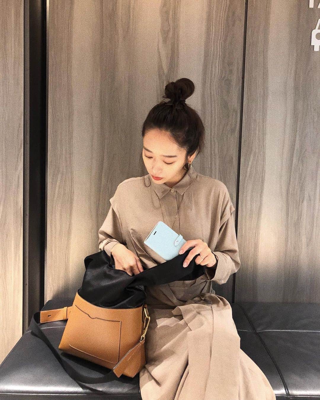 近藤千尋のインスタグラム：「雨☔️ですねぇ😢 お仕事終わり❤️ 娘ちゃんのお迎えに行こう🏫 いよいよ今週で撮影は終わって産休です👶❗️ そしてストーリーには載せましたが 前回発売して、皆様のおかげで  即完売となった SARTORIA MODAさんとの コラボiPhoneケースが 再販決定しました😭👏❤️✨ 今日から販売しているそうです💖嬉 @collaborn_tokyo  @sartoria_moda」