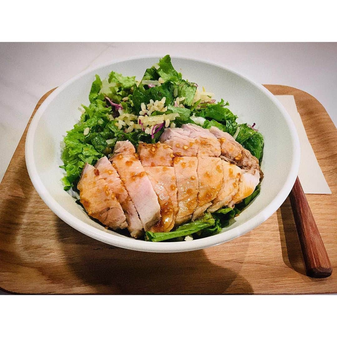 MOMOKAさんのインスタグラム写真 - (MOMOKAInstagram)「・ 最近食べたおひるごはん😛🥗 と、すごい頻度で食べてる ぶどうさん。(笑)🍇 このサラダ見えてないけど、下にカボチャもいる🎃 あと、生にんじんはあんまり得意じゃないのでもやしナムルに変更しました🤭(笑)  あとね！ ぶどう、ヨーグルトと一緒に食べるとめっちゃ美味しい。サンシャインマスカット？シャインマスカット？も、！🤲 ヨーグルトフォンデュするの。😂 まだおうちにフルーツあるかな~~🤔 秋のフルーツってなんですか〜🙋‍♀️」9月18日 15時47分 - momoka_jewel