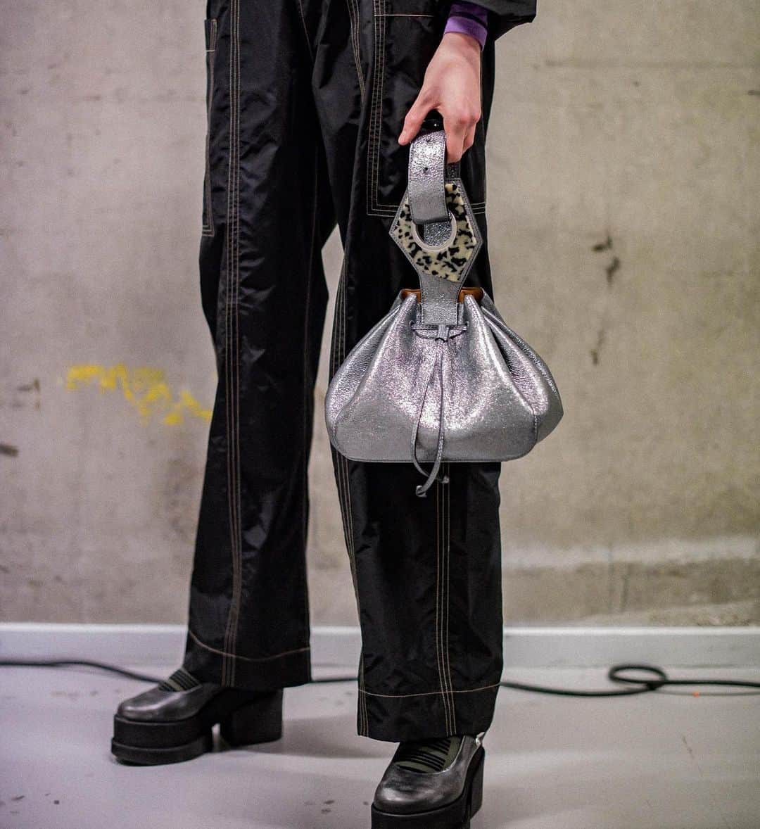 ガンニさんのインスタグラム写真 - (ガンニInstagram)「FW19 BACKSTAGE Recycled polyester trousers & small drawstring bag 📸:@rebeccapatriciabaker #GANNIFW19」9月18日 15時54分 - ganni