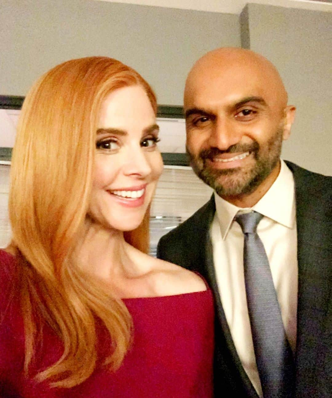 サラ・ラファティさんのインスタグラム写真 - (サラ・ラファティInstagram)「I was so thrilled to reunite with @usmanally for last week’s episode of @suits_usa. Seems the nicest, funniest, sun-shiniest and telentedest (see what I did there) actors play the best villains....He was so good I hear some viewers even mistook our good friend for a real life not so good guy. How silly. One of the greatest blessings of the nine years on #Suits was meeting and working with the incredible recurring actors who came in and out and lifted us up with their light, generosity and bad-assery over and over again. It was honestly such a thrill. Thank you @bonniezane for sprinkling your casting director fairy dust. 😘 PS. Thank you, Usman for taking this selfie with me so my 11 year old can think I’m cool. #seriesofunfortunateevents 👍🏻」9月18日 15時59分 - iamsarahgrafferty