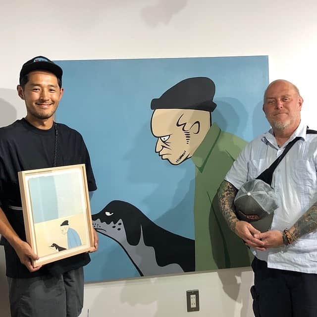 花井祐介さんのインスタグラム写真 - (花井祐介Instagram)「Thanks for the visit @movetk @broilerk . The artwork (framed one) is gift for them.  昨日はティムとベスが仕事場に遊びに来てくれました。 去年テキサスのティムさんの家にお邪魔した時に僕らを歓迎してくれたティムさんの愛犬グレイシー  老犬だったからティムさん達が日本に来るの大丈夫かなと思っていたら、数ヶ月前にティムさんからのテキストで亡くなってしまったと聞きました。子供がいなく犬と猫達を子供のように可愛がっている2人なのでグレイシーとの別れはかなり辛かったと思います。自分も去年大好きな愛犬を亡くしたから2人の気持ちがとてもよくわかり辛かった。2人とグレイシーのためにティムさんがグレイシーの散歩をしてる絵を描いてプレゼントしました。金曜日からの @henryhauz での展示でこの作品を飾ります（額に入ってる方、キャンバスじゃないです） Not for saleですが」9月18日 15時59分 - hanaiyusuke