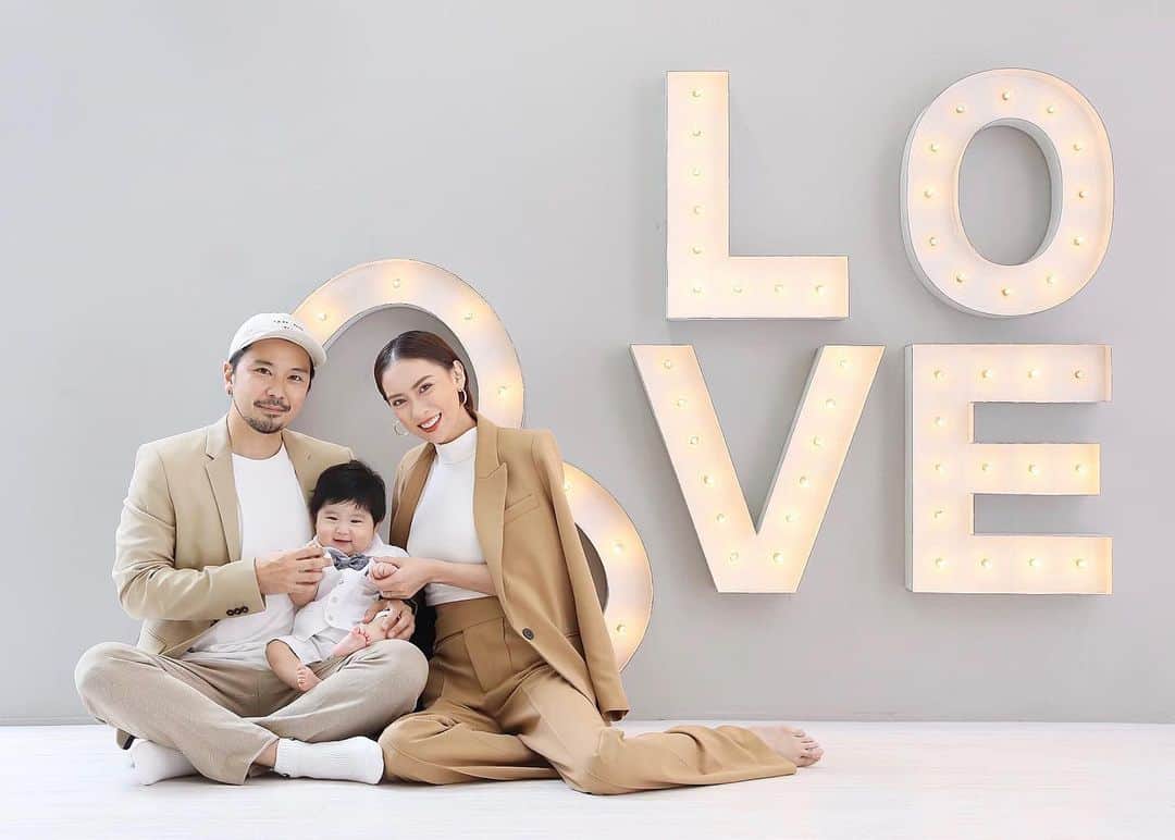 ソンイのインスタグラム：「ハーフバースデー家族写真👨🏻👦🏻🧑🏻💫 息子は白タキシード、パパママはベージュカラーのセットアップで合わせたよ🧡 #ハーフバースデー #生後6ヶ月 #家族写真 #記念写真 #男の子ベビー @LittleTreePhotoStudio」