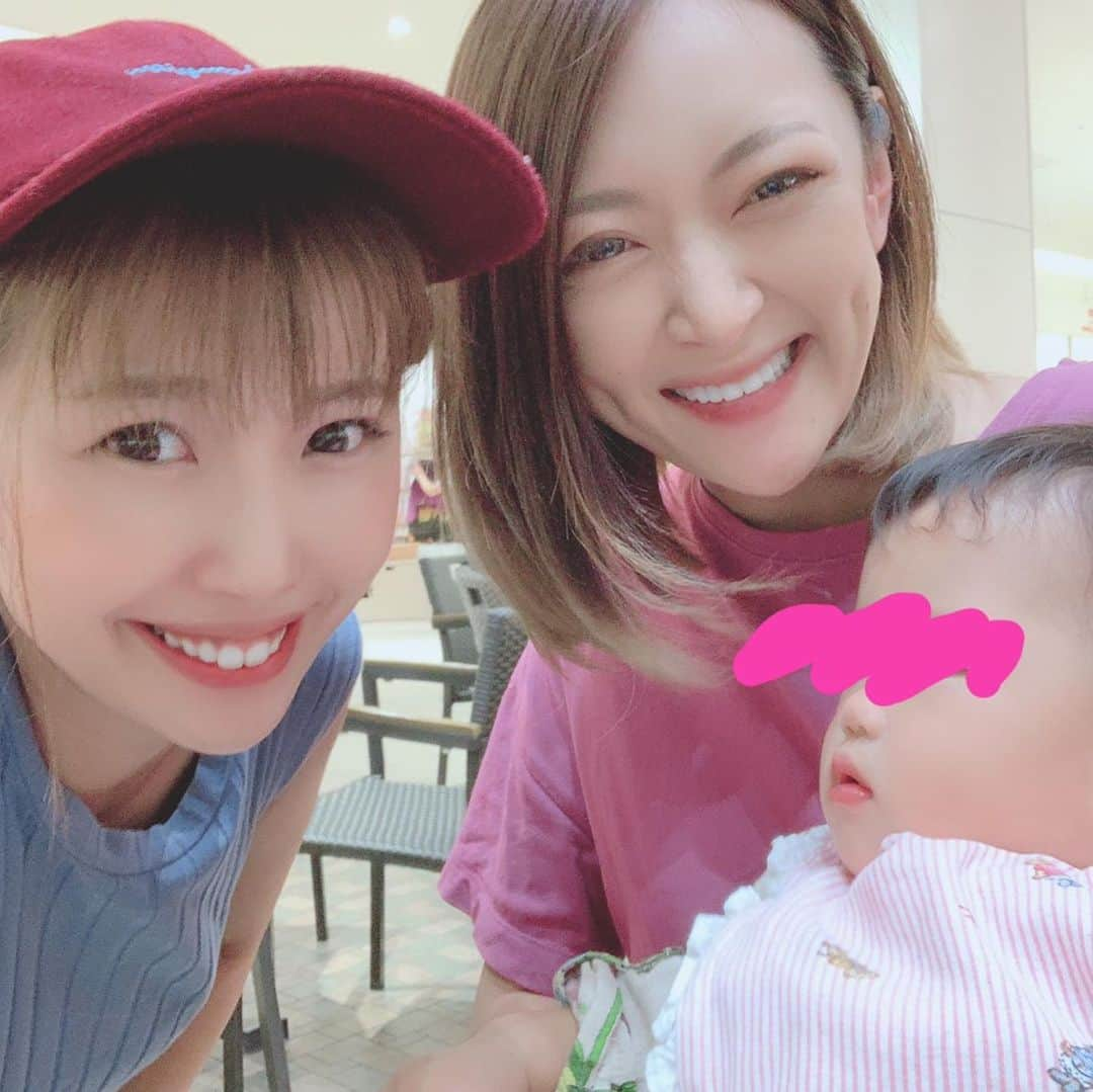 みかんさんのインスタグラム写真 - (みかんInstagram)「中村愛ちゃんとお喋りした〜⭐︎ 愛ちゃんの娘ちゃんのてんちゃんにも会ったよ👶 やっぱ女の子って大人しいんだなぁと思った🤣 今回は液体ミルクを多く買ってみたんだよねぇ〜って、愛ちゃんに話したら、「どうだった？飲んでくれた？」と言われた…(笑) 私、まだ産んでもないから飲ませれてません🤣🤣🤣 今年の4月から日本も液体ミルクを導入してるのをTVで見て、買ってみたけど好き嫌い、みんなそれぞれあるみたいね！ 好んでくれると嬉しいが…🥺 とりあえず初めて飲んだ時にすぐに愛ちゃんには報告しよう🤣 #中村愛 #ものまね #液体ミルク」9月18日 16時03分 - mikan02241984