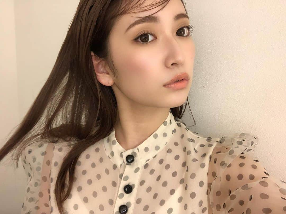 吉田朱里さんのインスタグラム写真 - (吉田朱里Instagram)「発売中の anan に Queentet で出させていただいてます❤︎❤︎ . 今回なんと4人それぞれの メイクさんにメイクをしていただくという豪華企画🙊💕✨ . 私は 犬木愛さんに メイクしていただきました👀❤️ . いつもと雰囲気がガラッと変わって自分じゃ出せない自分が😆💕 . ゆーりもなぎさもさえちゃんもめちゃくちゃ綺麗で可愛かったからみんなも見てね💓 . ananに4人で出れるなんて 嬉しすぎるねぇ😭✨ . #anan #Queentet」9月18日 16時07分 - _yoshida_akari