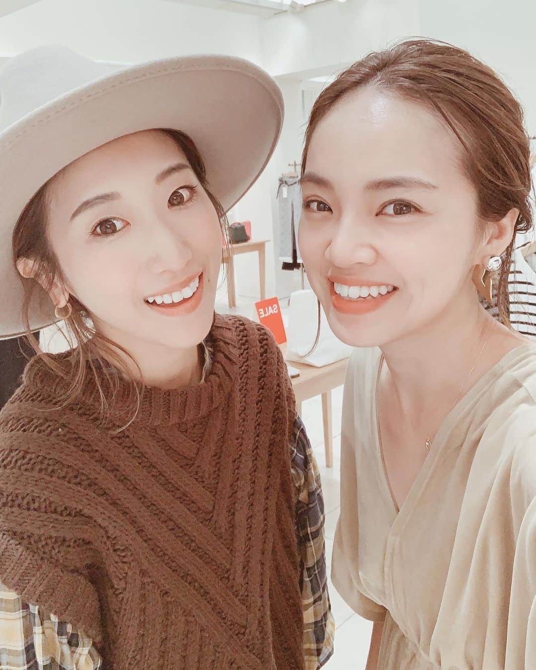 春名亜美さんのインスタグラム写真 - (春名亜美Instagram)「昨日までの新宿タカシマヤPOP UP SHOPに沢山のご来店、本当に本当にありがとうございました🙇🏻‍♀️🙇🏻‍♀️🙇🏻‍♀️ 秋冬の新作たちも大好評で嬉しかったー😭💕 そして、昨日突然現れた @makincoa  サプライズすぎて、3度見くらいしてしまった😂 しかも、まきちゃんお買い物までしてくれて😭 新作のニットベスト、めーーーっちゃくちゃ似合ってた❤️ ママがお買い物始めた瞬間にお昼寝したお利口ぴーすけ👶🏻💤 差し入れまで頂いて、元気出た🥰 ・ ・ ・ #fromfirstmusee #Musee #フロムファーストミュゼ #新宿タカシマヤpopupshop」9月18日 16時07分 - amiharunaami