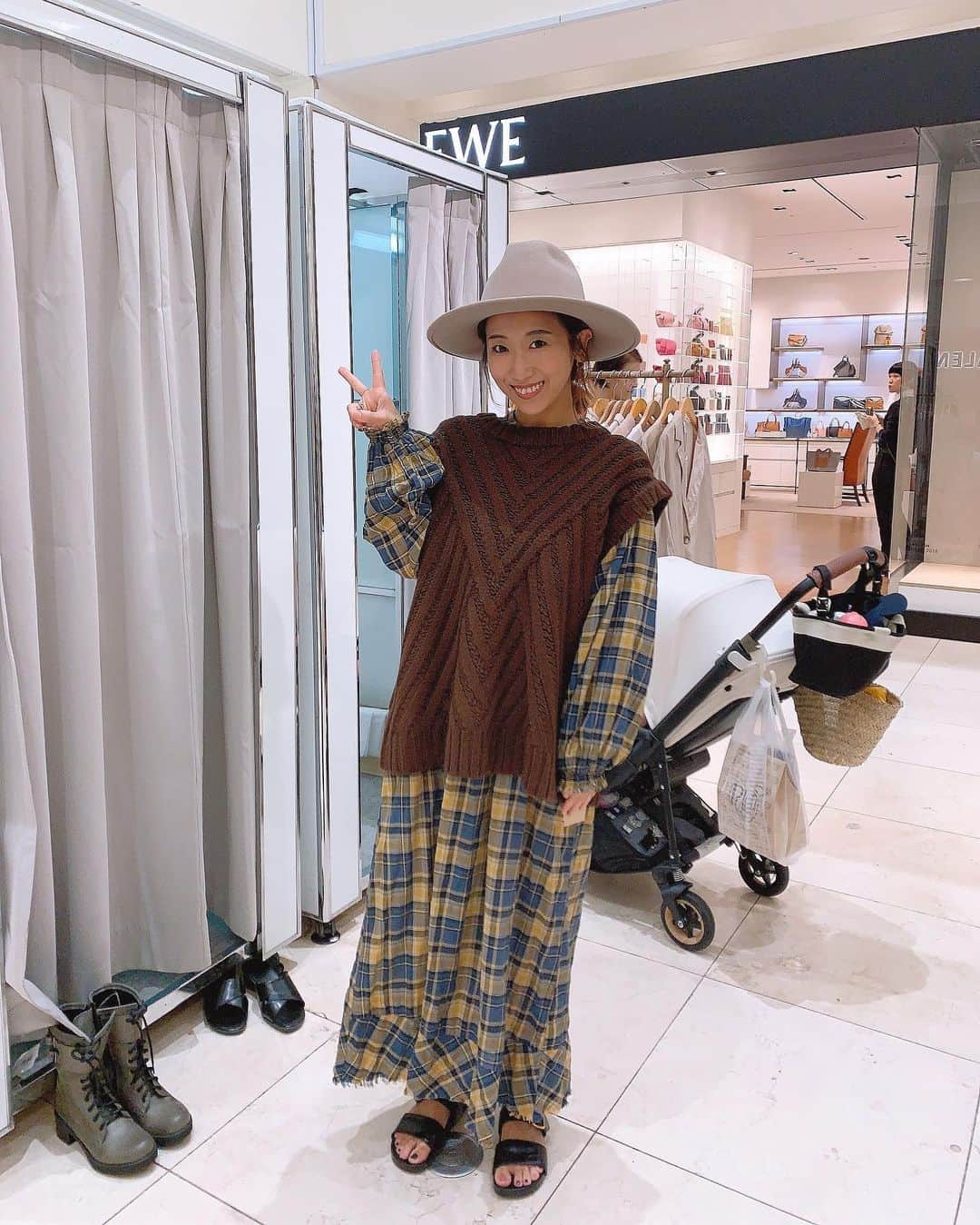 春名亜美さんのインスタグラム写真 - (春名亜美Instagram)「昨日までの新宿タカシマヤPOP UP SHOPに沢山のご来店、本当に本当にありがとうございました🙇🏻‍♀️🙇🏻‍♀️🙇🏻‍♀️ 秋冬の新作たちも大好評で嬉しかったー😭💕 そして、昨日突然現れた @makincoa  サプライズすぎて、3度見くらいしてしまった😂 しかも、まきちゃんお買い物までしてくれて😭 新作のニットベスト、めーーーっちゃくちゃ似合ってた❤️ ママがお買い物始めた瞬間にお昼寝したお利口ぴーすけ👶🏻💤 差し入れまで頂いて、元気出た🥰 ・ ・ ・ #fromfirstmusee #Musee #フロムファーストミュゼ #新宿タカシマヤpopupshop」9月18日 16時07分 - amiharunaami