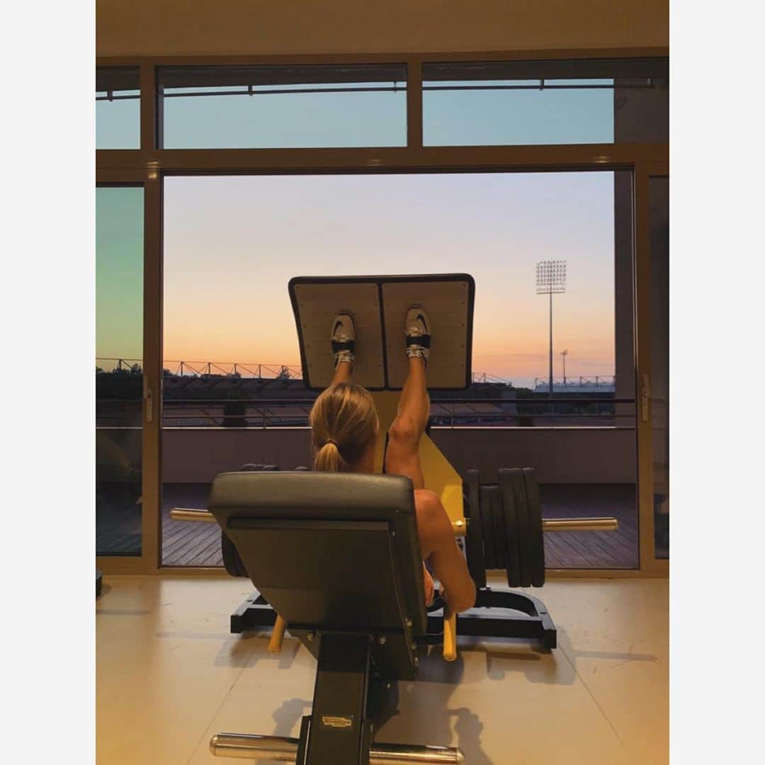 ダフネ・シパーズさんのインスタグラム写真 - (ダフネ・シパーズInstagram)「#Legpress with a view 😊🔆🧘🏼‍♀️ #200kg」9月19日 1時50分 - dafne_schippers