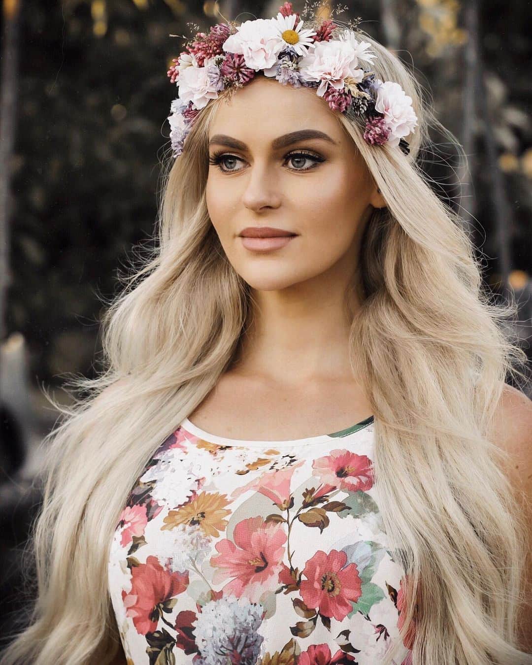 のインスタグラム：「Photo from midsummer 🌸 It’s a tradition to make these flower decorations to put in your hair. What do you think about the look? ☺️💗」