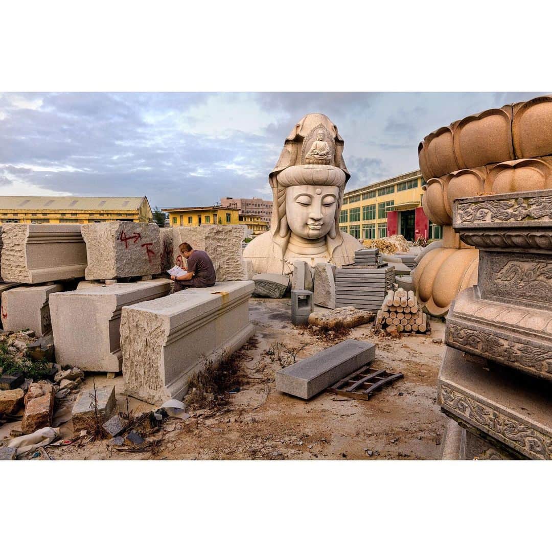 スティーブ・マカリーさんのインスタグラム写真 - (スティーブ・マカリーInstagram)「Man reads by a statue of Guan Yin at one of the largest stone carving centers in the world. Guan Yin is the bodhisattva of compassion. #Quanzhou, #China, 2019」9月19日 2時04分 - stevemccurryofficial