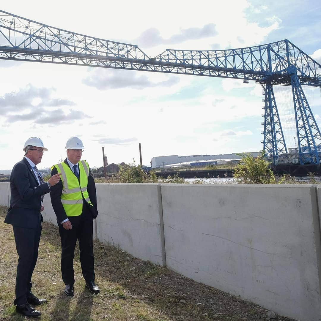 ロイヤル・ファミリーさんのインスタグラム写真 - (ロイヤル・ファミリーInstagram)「Yesterday, The Duke of Gloucester carried out a day of engagements in and around County Durham.  At Wilton Engineering, HRH met staff members and apprentices from the coating and blasting workshop as well as finding out more about the company’s logistics and quayside activities.  The Duke marked the company’s 25th anniversary by unveiling a plaque before presenting a gift to the company’s longest-serving employee who was employed when it opened.  At Tomlinson Hall The Duke joined celebrations for another local company celebrating a landmark anniversary. The pump distributors have been operating for 100 years.  HRH was greeted by local schoolchildren before finding out more about the organisation’s 100-year heritage and how it funds local community groups.」9月19日 2時04分 - theroyalfamily