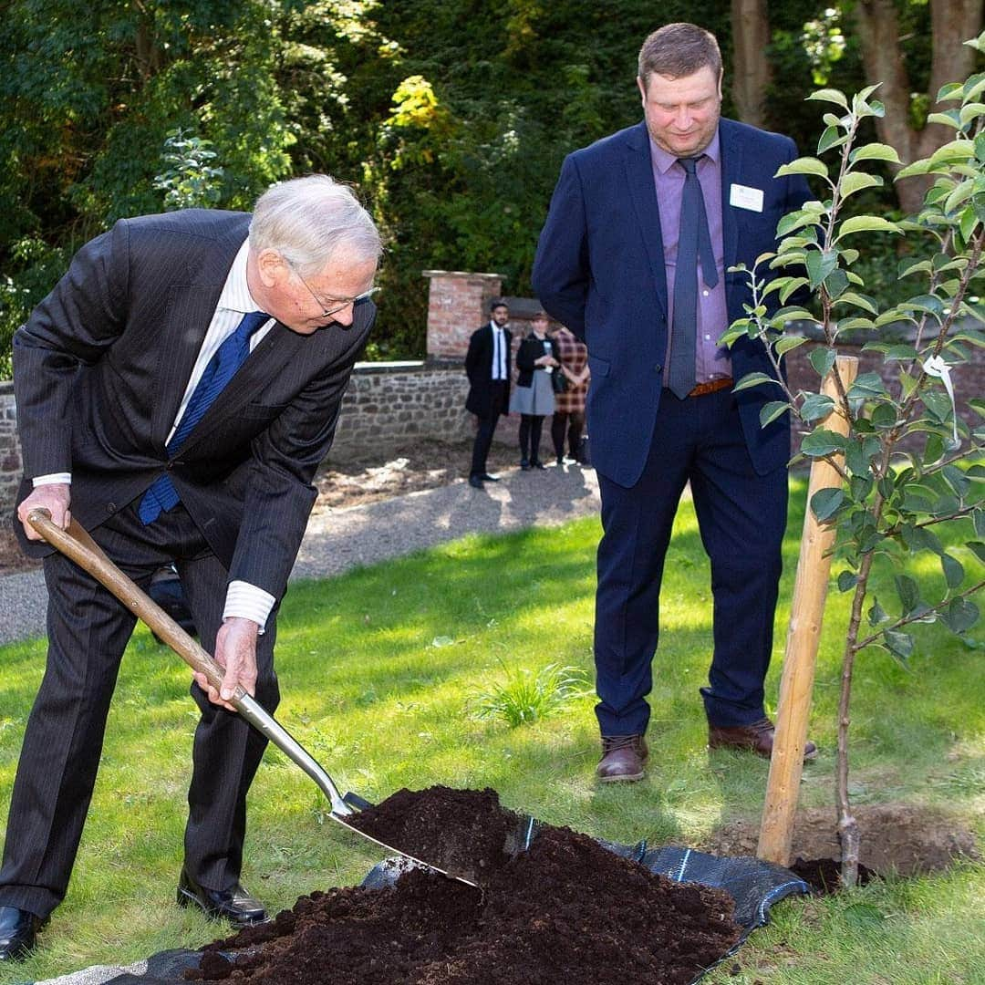 ロイヤル・ファミリーさんのインスタグラム写真 - (ロイヤル・ファミリーInstagram)「Yesterday, The Duke of Gloucester carried out a day of engagements in and around County Durham.  At Wilton Engineering, HRH met staff members and apprentices from the coating and blasting workshop as well as finding out more about the company’s logistics and quayside activities.  The Duke marked the company’s 25th anniversary by unveiling a plaque before presenting a gift to the company’s longest-serving employee who was employed when it opened.  At Tomlinson Hall The Duke joined celebrations for another local company celebrating a landmark anniversary. The pump distributors have been operating for 100 years.  HRH was greeted by local schoolchildren before finding out more about the organisation’s 100-year heritage and how it funds local community groups.」9月19日 2時04分 - theroyalfamily