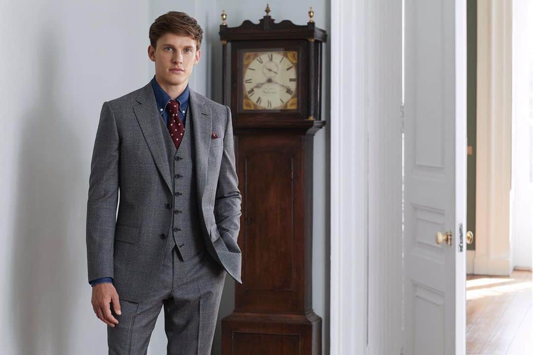 チェスターバリーのインスタグラム：「If you fancy a truly stand-out piece of tailoring that combines gentleman’s club standards with modern styling then look no further than the Prince of Wales Check Elverton Suit. New from the AW19 Gold Label collection, this soft-touch Saxony cloth features a blue vertical stripe and a subtle red horizontal stripe which adds intricacy and visual interest to the cloth.  Head online or pop into our Savile Row store to discover this exquisite suit and the rest of the AW19 collection. . . . #ChesterBarrie #AW19 #AutumnWinter19 #Autumn #Winter #NewIn #New #NewCollection #ShopTheLook #CBstyle #TailoredToFit #SavileRow #MenWithStyle#Fashion #MensStyle #Style #Tailoring #Menswear #Jacket #MensFashion #BritishFashion #MensLifestyle #London #Flannel #Cloths #Check #Fabric #British #Italian」