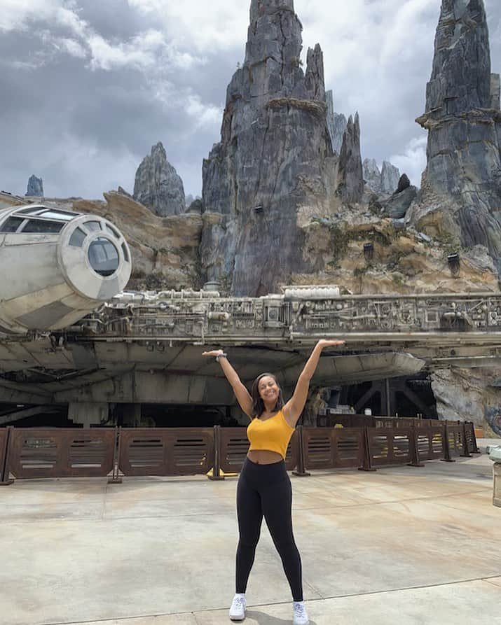 Nia Sioux Frazierさんのインスタグラム写真 - (Nia Sioux FrazierInstagram)「#ad You guys - you MUST visit the new Star Wars: Galaxy’s Edge at @waltdisneyworld in Florida. It was so magical I felt like I was dreaming!!!! Just LOOK at what is behind me 😍 #StarWars #GalaxysEdge」9月19日 2時24分 - niasioux