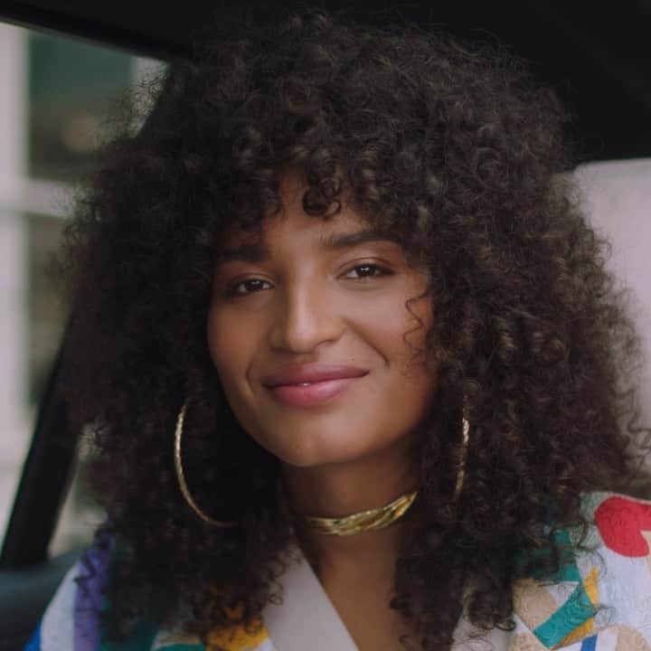 Fashion Weekのインスタグラム：「You never forget your first time... landing the cover of Elle Magazine. We caught up with actor and activist @indyamoore as they make their way to #NYFW in the latest @bmwusa X7. Press play to hear Indya share what it's like to be honored at @NYFW as the first ever transgender cover star for the magazine. #NYFWxBMW #ad」