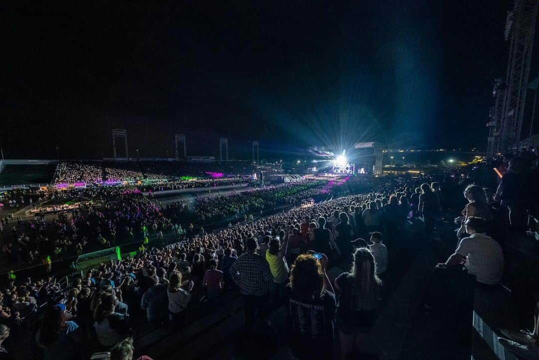 backstreetboysさんのインスタグラム写真 - (backstreetboysInstagram)「That’s a wrap on the North American leg of the #DNAWorldTour! Thank you guys for making this tour so special for all of us 🖤 #BSBHER」9月19日 2時43分 - backstreetboys