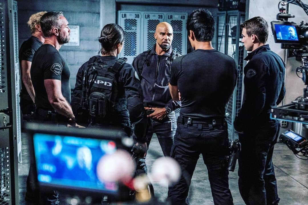 シェマー・ムーアさんのインスタグラム写真 - (シェマー・ムーアInstagram)「SWAT FAM!!!! Your favorite Badass TEAM is back in 2 weeks with SEASON 3 .... Tune in at 10pm Wed, OCT 2nd for the season premiere !!! #SWAT #swatcbs #lapdswat」9月19日 2時43分 - shemarfmoore